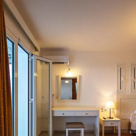 فندق Koni Village 3*